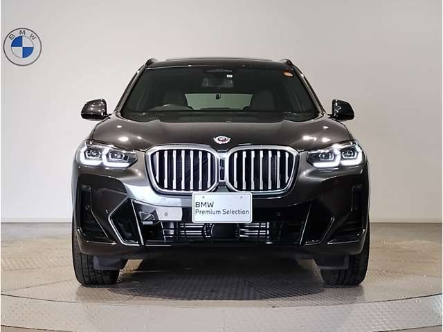 【キドニーグリル】BMWは約90年もの間、ほぼ全ての車両にひと目でBMWだと分かるこの特徴的なフロントグリルが備えられ、デザイン・アイコンとして親しまれてきました。