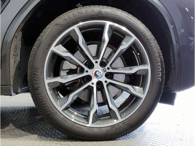 【BMWアロイホイル】軽量かつ強度に拘ったアロイホイル。走行性能ポテンシャルを引き出す設計。車の足元を引き締めてくれる大きなポイントはアロイホイルです。