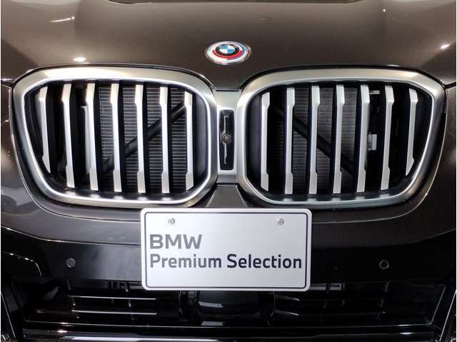 【キドニーグリル】BMWは約90年もの間、ほぼ全ての車両にひと目でBMWだと分かるこの特徴的なフロントグリルが備えられ、デザイン・アイコンとして親しまれてきました。