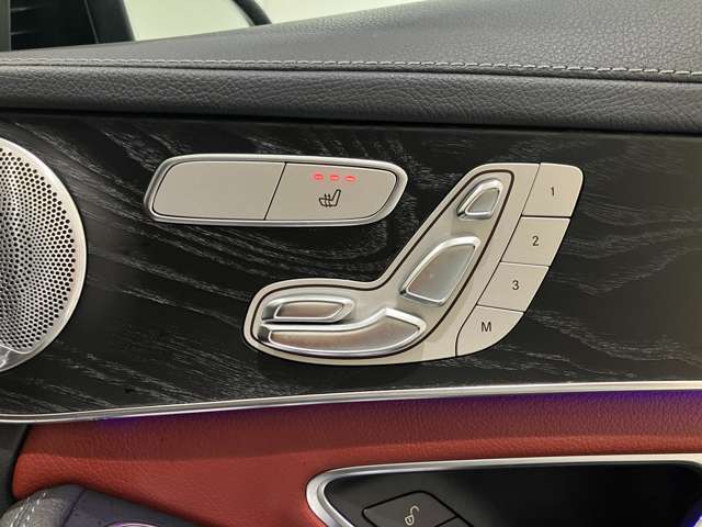 運転中にハンドルから手を離したり前方から目を逸らしたりすることなく、安全に各機能を操作する事ができます。