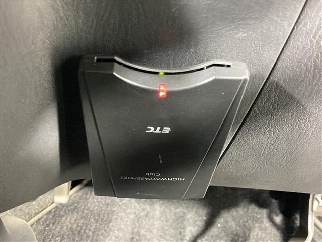 【ETC】有料道路を利用する際に料金所で停止することなく通過できる、ETC車載器（ノンストップ自動料金収受システム機器）が装備されています。セットアップを行うことで利用可能になります。