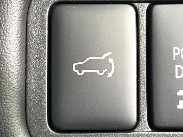 【パワーバックドア】スマートキーや運転席のボタンを押すだけでリアゲートが自動で開閉します！荷物を持っている時や、高い位置にあるバックドアを閉める際に便利な機能です♪