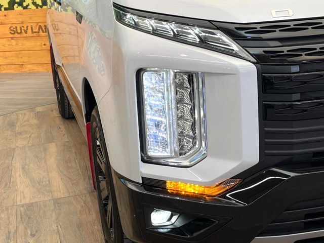 【LEDヘッドライト】悪天候や夜間走行時も良好な視界を確保し安心して運転できる高輝度LEDヘッドライトを装備！点灯速度が早く、消費電力も抑えられています。