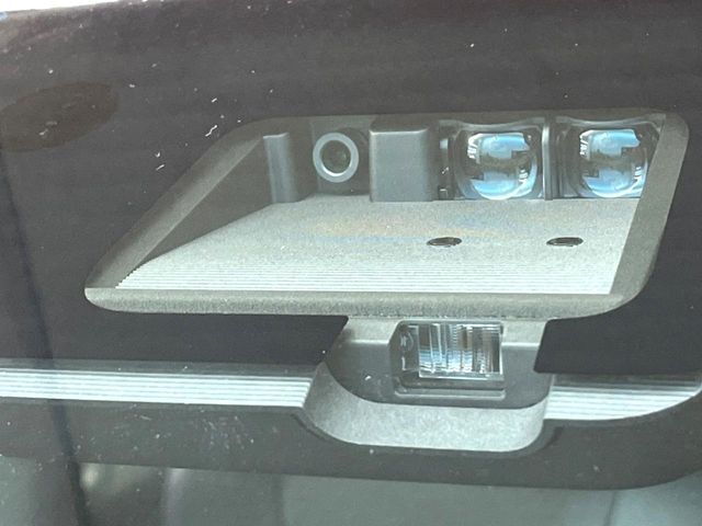 【三菱e-Assist】走行中に前方の車両等を認識し、衝突しそうな時は警報とブレーキで衝突回避と被害軽減をアシスト。より安全にドライブをお楽しみいただけます。
