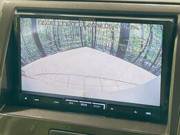 【バックカメラ】駐車時に後方がリアルタイム映像で確認できます。大型商業施設や立体駐車場での駐車時や、夜間のバック時に大活躍！運転スキルに関わらず、今や必須となった装備のひとつです！