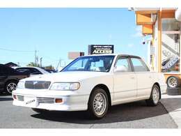 アルミホイール以外、オリジナルコンディションです。全ドア/トランクにはイージークロージャー、前席パワーシート、電動チルトステアリング…等々、当時の豪華装備が満載です♪