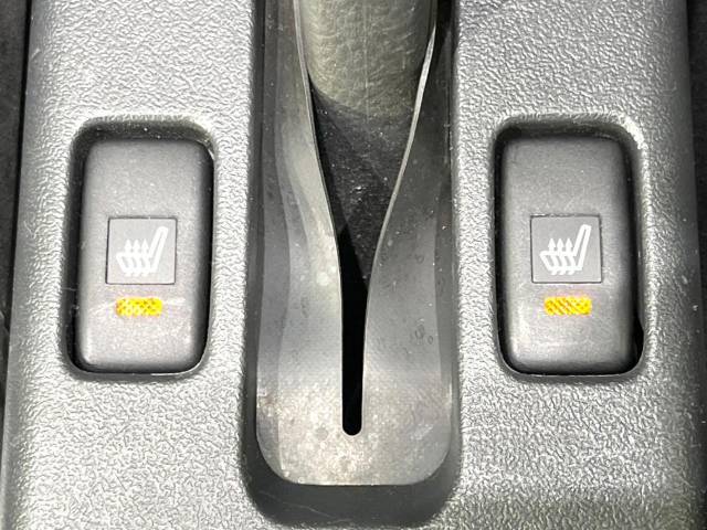【シートヒーター】寒い日に重宝するシートヒーター！エアコンより早く温まってくれるので寒がりの人も安心ですね♪エアコンの温風は乾燥するから苦手、という方にもをおすすめです。