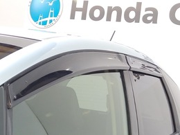 車内の空気の入れ替えだけでなく、雨天時の雨の入り込みや紫外線防止にも役立つドアバイザー装着済みです。