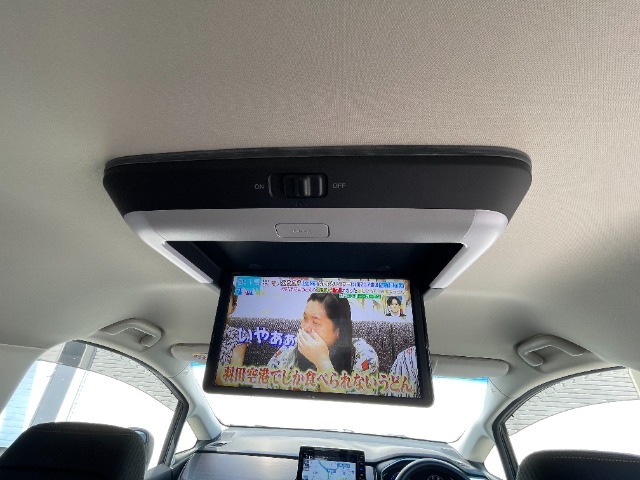 前席と後席で異なる映像が楽しめたり角度や位置によらずきれいな画面視聴することができます。またフリップダウンモニターは使わない時には畳んで天井に収納できるのも大きなメリットです。