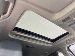 【サンルーフ】開放感たっぷりの希少装備、サンルーフが装着されています！車内に明かりを取り入れたり景色を楽しむ以外にも、車内の空気も簡単に換気できて快適です！