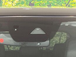 【スマートシティブレーキサポート】低速走行中に前方の車両等を認識し、衝突しそうな時は警報とブレーキで衝突回避と被害軽減をアシスト。より安全にドライブをお楽しみいただけます。