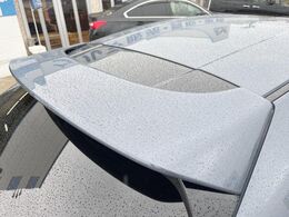 【純正リアスポイラー】クルマの外観をより引き締め、個性を際立たせてくれるスタイリッシュなエアロパーツを装着！