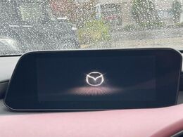 【8.8インチマツダコネクト】車内の雰囲気にマッチした大型のディスプレイ。スマホ接続でのナビ使用やBluetooth再生等、様々な機能が楽しめます。直感的なダイヤル操作が可能で、使い勝手も良好です。