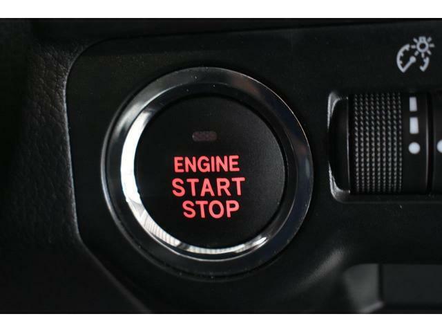 エンジンプッシュスタート式(ボタン一つでエンジン始動！エンジン停止もこれを押すのみ、 の新しいスタイルは、鍵を使いません！)足元もスマートに、快適です！！