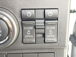 【両側パワースライドドア】スマートキーや運転席のスイッチで後席両側スライドドアの開閉が可能♪電動だから力を入れてドアを開ける必要が無く、小さなお子様でも簡単に開け閉めでき快適です♪