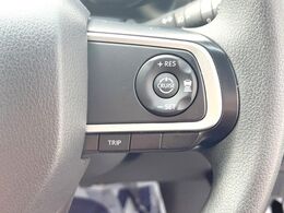 【クルーズコントロール】高速道路もラクラク走行。アクセルを離しても一定速度で走行ができ、長距離運転時の負担を軽減！加速・減速も簡単なスイッチ操作で調整できます。