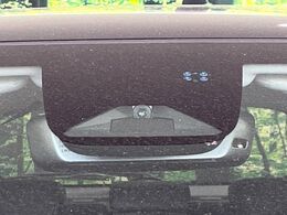 【ホンダセンシング】走行中に前方の車両等を認識し、衝突しそうな時は警報とブレーキで衝突回避と被害軽減をアシスト。より安全にドライブをお楽しみいただけます。