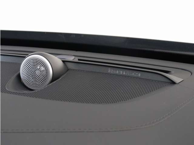 【Bowers＆Wilkins】世界のオーディオファン垂涎のプレミアムサウンドシステムを搭載。コンサートホールのベストポジションに相当する音場空間を忠実に再現。乗る人すべてに驚きの音響体験を提供します