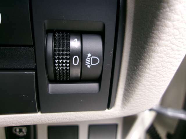 ヘッドライトレベライザー。乗車人数やお荷物に応じて光軸が調整出来、対向車の幻惑を防ぎます。