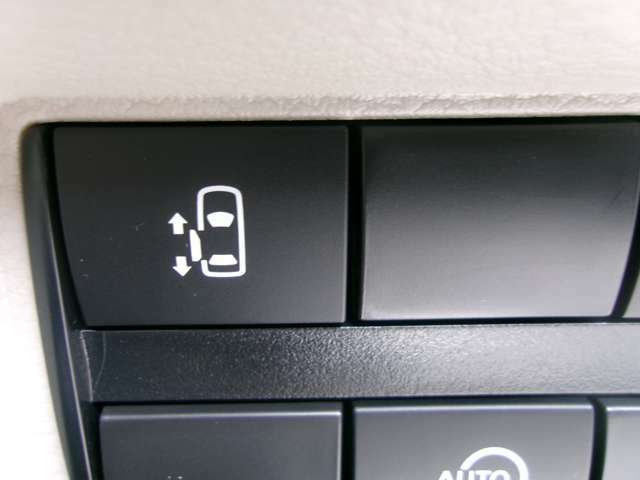 助手席側オートスライドが装備されております。運転席からもボタン1つで操作出来ます。