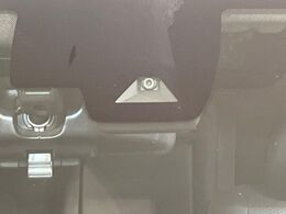 【インテリジェントエマージェンシーブレーキ】フロントカメラで前方の車両や歩行者を検知。衝突しそうな時は衝突被害軽減ブレーキが作動、衝突回避をサポート。より安全にドライブをお楽しみいただけます。