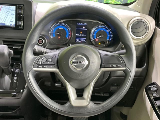 インテリアに合わせたデザインのステアリングは、運転される方のことも考え、運転しやすい形状、大きさです。是非一度、実際に触ってお確かめください。