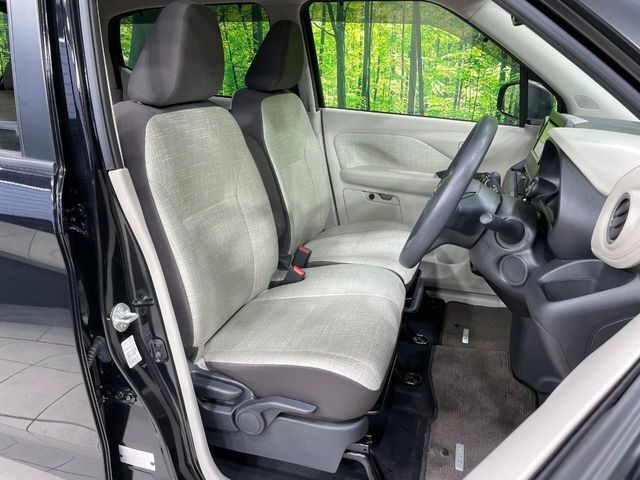 運転席まわりには十分なスペースがあり、大柄な方でもゆったり運転していただける環境です。