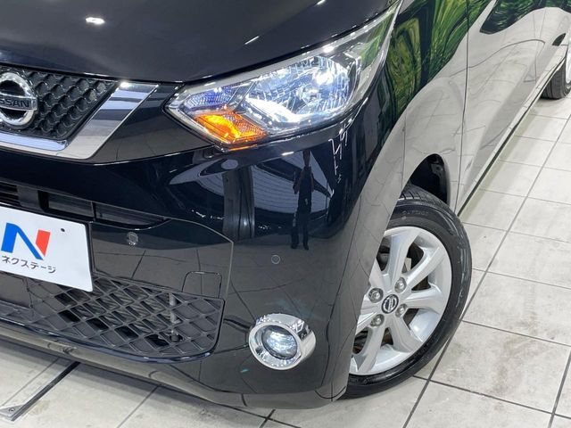 【LEDヘッドライト】悪天候や夜間走行時も良好な視界を確保し安心して運転できる高輝度LEDヘッドライトを装備！点灯速度が早く、消費電力も抑えられています。