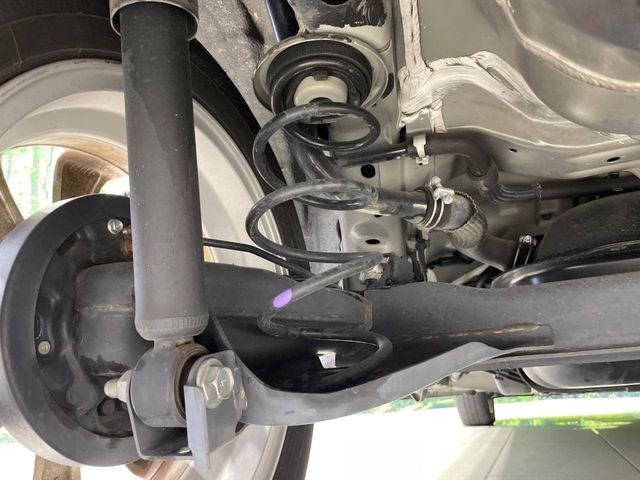 お車を安心してお乗りいただく為には、足回りの定期点検が欠かせません。サービスサポート（有償保証）では無料点検もご提供しており、安心のカーライフをお過ごしいただけるサポート体制が整っています。