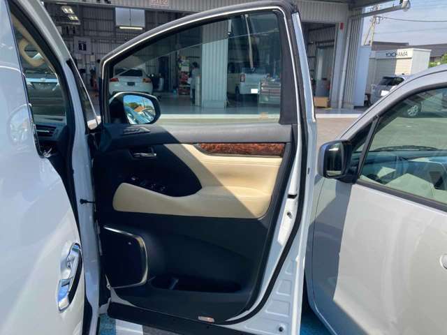 ＜運転席ドア＞定番のヒンジ式