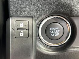 【キーレススタートシステム】カバンやポケットに入れたままでもドアの施錠・解錠が可能なスマートキーを装備。エンジンのオン・オフ時もカギを取り出す必要が無いからとっても便利です♪