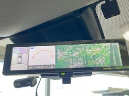 【インテリジェントルームミラー】後席の大きな荷物や同乗者で後方が確認しづらい時でも安心！カメラが撮影した車両後方の映像をルームミラー内に表示。クリアな視界で状況の確認が可能です！