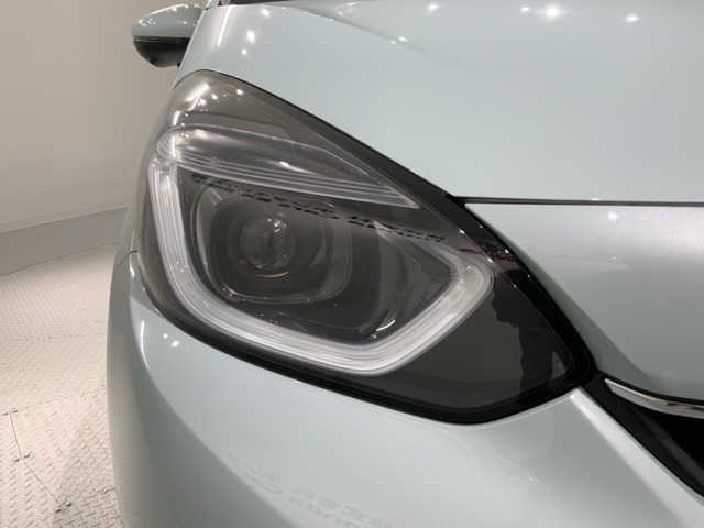 LEDヘッドライトは、点灯の瞬間から最大光量を発揮し、突然暗くなるトンネルなどでの安定感を高めます。