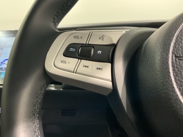 ステアリングにオーディオ操作スイッチが付いています。オーディオ画面に直接タッチしなくても操作が出来ますので、運転に集中できます。
