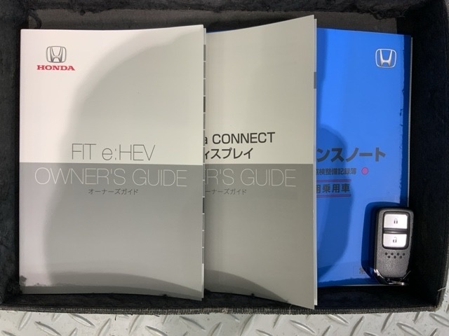 スマートキーは鍵をバッグに入れたままでもドアロックの開閉やエンジンのON・OFFができます。夜間や雨の日も鍵を探さなくて良いので便利です。
