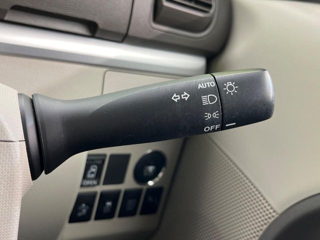 【オートライト】周りの明るさに応じて自動でヘッドライトの点灯・消灯ができる機能です！ライトの付け忘れ・消し忘れなどが無くなり、雨の日や夕方の走行も安心！トンネル通過時も便利ですね♪