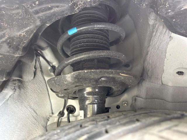 お車を安心してお乗りいただく為には、足回りの定期点検が欠かせません。サービスサポート（有償保証）では無料点検もご提供しており、安心のカーライフをお過ごしいただけるサポート体制が整っています。