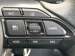 【レーダークルーズコントロール】高速道路での長距離走行が楽に！！自動で速度を保つクルーズコントロールが、衝突軽減システムと連携し、前方の車両を感知して車間を保つように速度調節してくれます！！