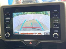 【バックカメラ】駐車時に後方がリアルタイム映像で確認できます。大型商業施設や立体駐車場での駐車時や、夜間のバック時に大活躍！運転スキルに関わらず、今や必須となった装備のひとつです！