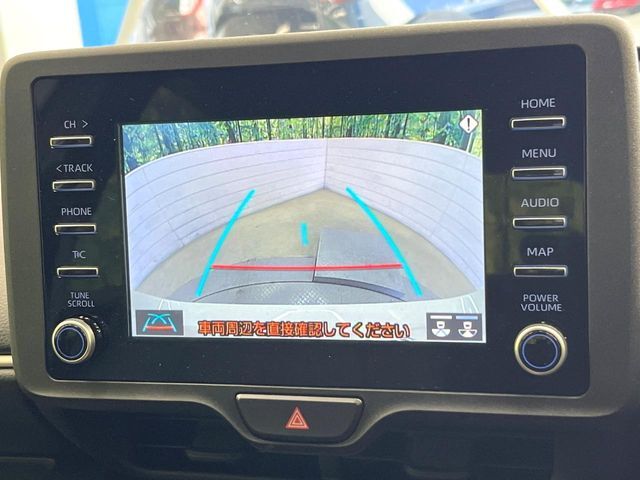 【バックカメラ】駐車時に後方がリアルタイム映像で確認できます。大型商業施設や立体駐車場での駐車時や、夜間のバック時に大活躍！運転スキルに関わらず、今や必須となった装備のひとつです！