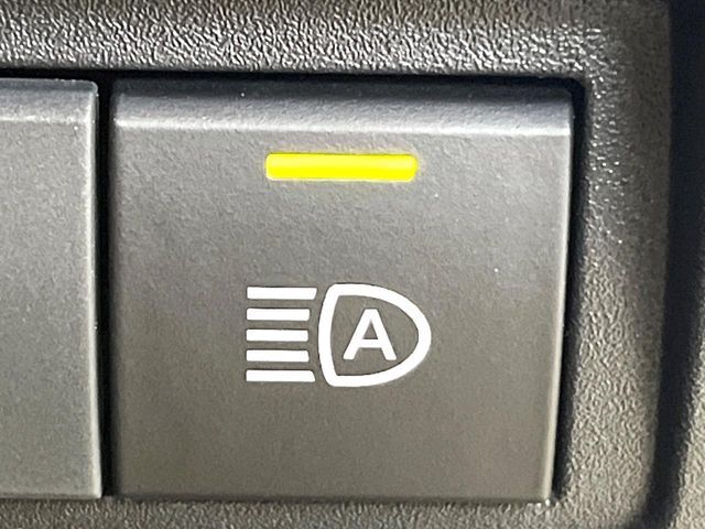 【オートハイビーム】遠くまで明るく照らすハイビームを先行車や対向車に照射しない様、自動で調整！毎回手動で切り替える必要がなく、夜間走行時のストレスも軽減。安全性向上にも寄与します。