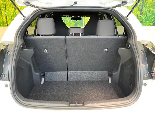普段のお買い物や通勤、送迎等に十分な荷室スペースを確保しております。セカンドシートを倒すと、大きな荷物の積載も可能です♪