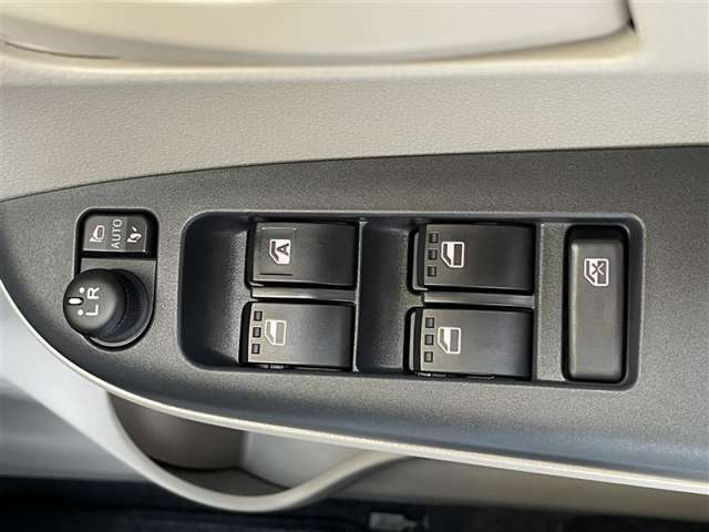 運転席ドア側パワーウィンドウ・ドアミラースイッチ。
