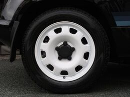 20インチアルミホイール装着！立体的なデザインはディフェンダーの車体にマッチした必見の装備です。走行中も停車中もその存在感を感じ取れます。