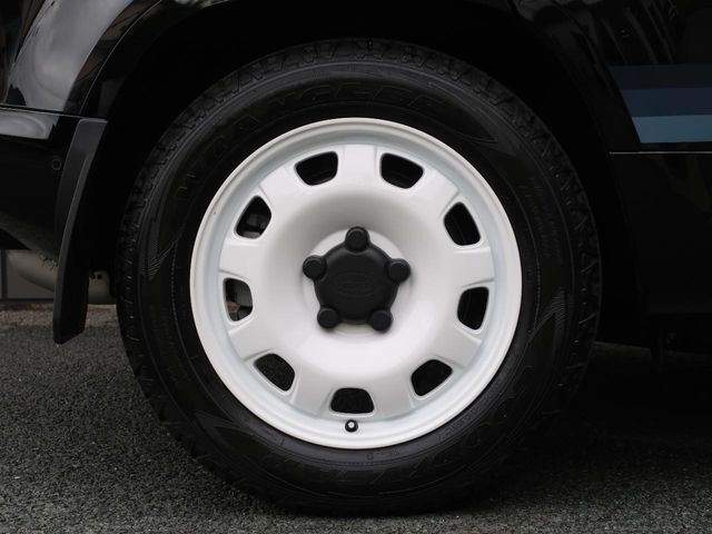 20インチアルミホイール装着！立体的なデザインはディフェンダーの車体にマッチした必見の装備です。走行中も停車中もその存在感を感じ取れます。