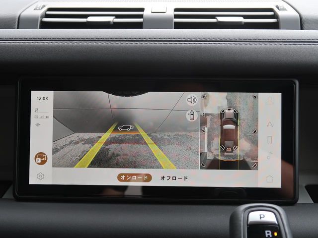 ボディの目立たない位置に設置された4台のデジタルカメラにより、周囲の状況を3Dで確認できます。それぞれのカメラを単独もしくは複数表示することも可能。狭い場所や出入口なども安心できます！