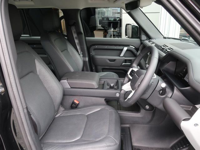 質感の高いブラックレザーシートでございます。使用感が出やすい運転席ですが、綺麗な状態を保っております。前席の状態は内装の状態を見る大きなポイントになると思いますので、是非一度、実際にご覧くださいませ。