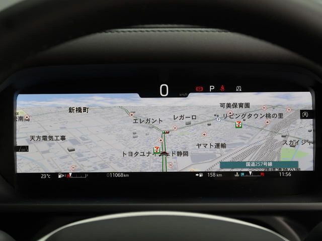 高解像度インタラクティブドライバーディスプレイはナビゲーション、電話、各種メディアなど多彩なドライビング情報とエンターテインメント、アクティブセーフティデータを取得して表示するシステム。