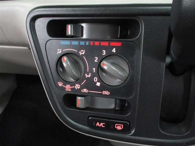シンプルで使いやすいマニュアルエアコン。適切に操作することで快適な車内環境を保つことができます。