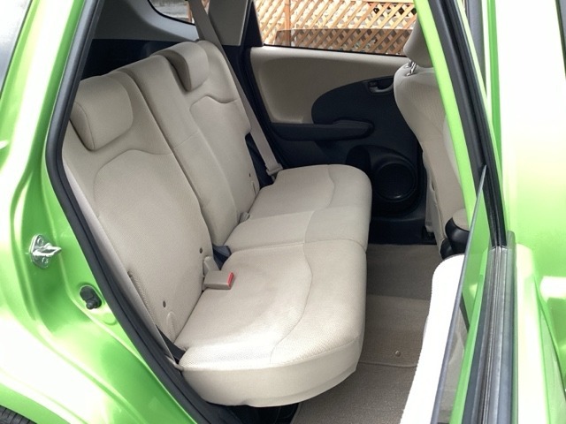 自社整備工場で点検整備をおこなってからお渡ししています。車検が残っている場合は『12ヶ月点検整備』を、車検整備付きの場合は『車検整備』をおこないます。整備費用は車両本体価格に含まれています。